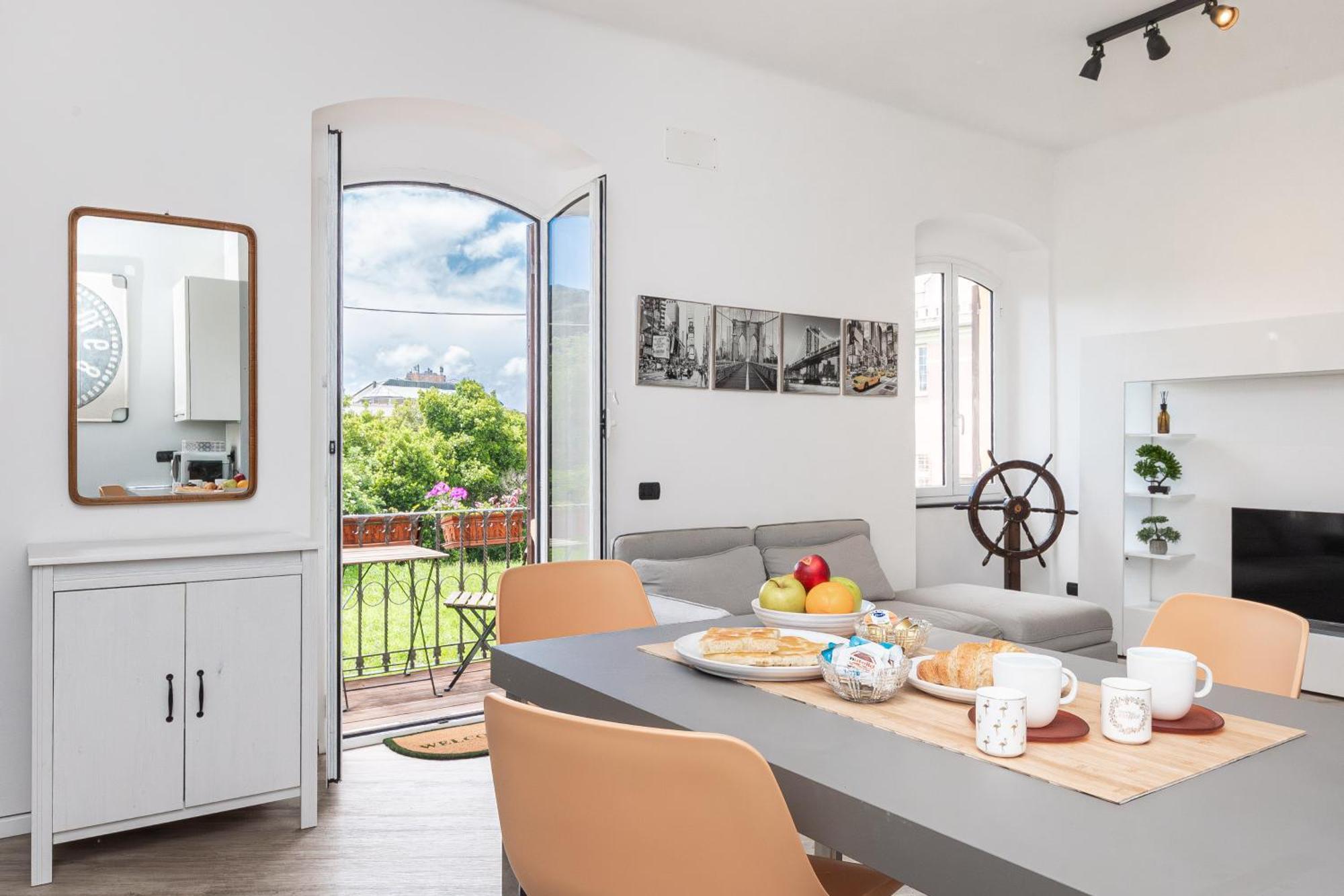 Spacious 3-Bedroom Apartment - 10 Min To City Center & 5 Min To Gaslini Hospital Γένοβα Εξωτερικό φωτογραφία