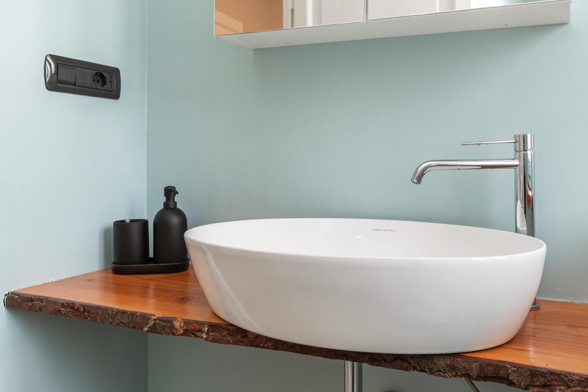 Spacious 3-Bedroom Apartment - 10 Min To City Center & 5 Min To Gaslini Hospital Γένοβα Εξωτερικό φωτογραφία